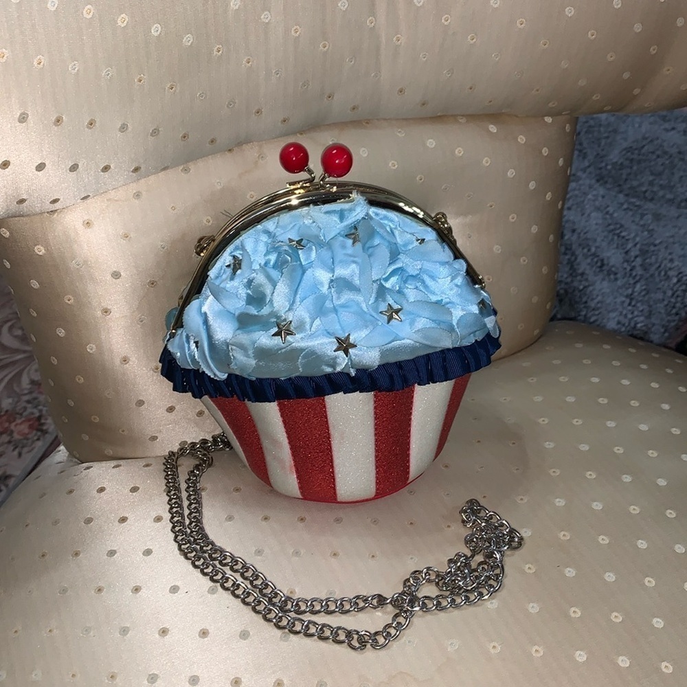 Betsy Johnson, rare ice cream cone Crossbody bag - Picture 4 of 10